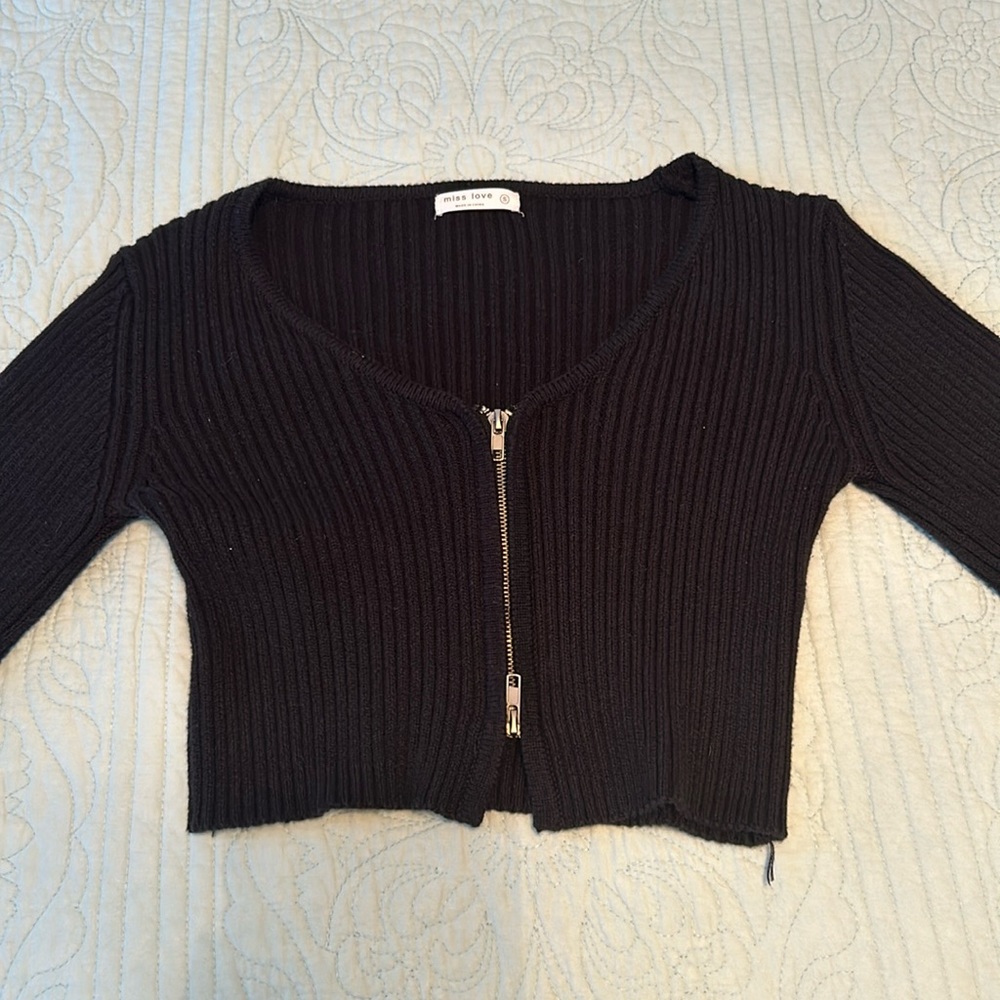 OOTD size small, black crop zip up sweater